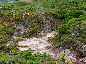 Furnas do Enxofre: solfataer che si trovano nei pressi dell&rsquo;Algar do Carv&atilde;o.