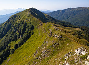 Vista sul Monte Ravino dall&rsquo;Anticima Sud dell&rsquo;Alpe di Vallestrina.