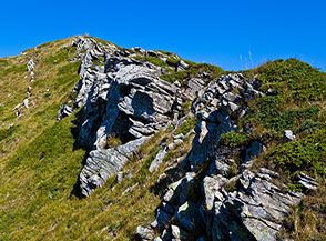 Talloni di roccia lungo la Cresta Sud-Est del Monte Ravino.