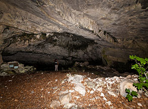 Il profondo antro della Grotta dell&rsquo;Eremita ai piedi di Colle dell&rsquo;Angelo.