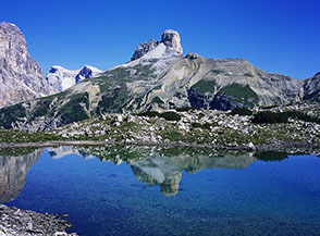 Il laghetto alle Sorgenti del Rienza, su cui si riflette la Torre dei Scarperi.