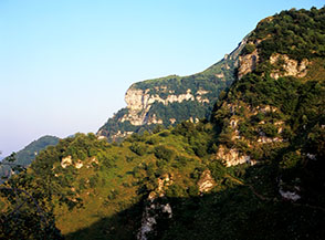 Profilo mattutino del Castello, la bellissima parete sotto Monte Santo, attraversata dallo &ldquo;spericolato&rdquo; Sentiero CAI Montebelluna.