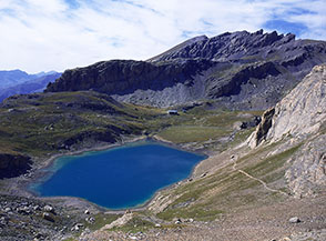 Le smeraldine acque del Lago Premier, dietro si trova il Rifugio di Chambeyron, la montagna sullo sfondo &egrave; la Souvagea.