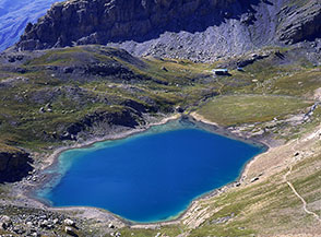 Le smeraldine acque del Lago Premier, dietro si trova il Rifugio di Chambeyron, la montagna sullo sfondo &egrave; la Souvagea.