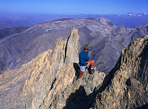 Sugli affilati denti della lunga Cresta Ovest dell&rsquo;Aiguille di Chambeyron.