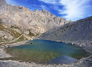 Il Lago Long, sullo sfondo la cresta dentata dell&rsquo;Aiguille di Chambeyron.