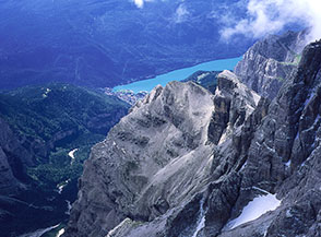 Scorcio del Lago di Molveno all&rsquo;inizio della cengia Garbari.