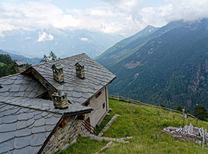 Vista a valle dall&rsquo;Agriturismo la Vall&egrave;e Blanche a Pra Oursie.