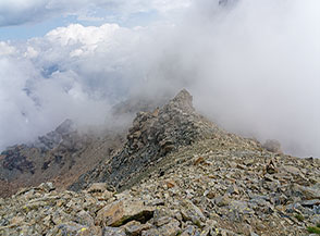 Tra le nuvole sulla Cresta Nord del Mont Avic.