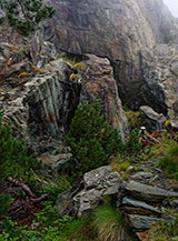 L&rsquo;ingresso seminascosto tra le rocce alla cava di Barma de Rava.