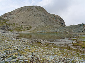 Il Lac d&rsquo;Heures con alle spalle il Mont Iverta.