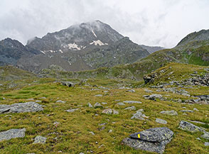 Sui prati della Gran Betassa sopra il Gran Lac con il Mont Glacier sullo sfondo.