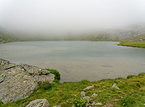 Il Lac M&egrave;zove sotto una soffice coperta di nuvole.