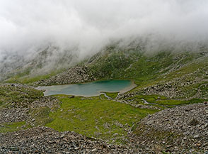 La conca di M&egrave;zove con il lago.