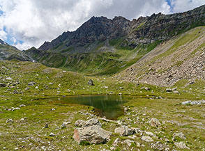 Piccolo lago senza nome al centro della Valey d&rsquo;Ayasse.