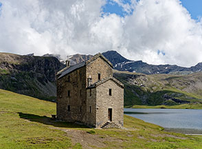 Il Santuario del Miserin o Madonna delle Nevi risalente al XVII sec., con la Rosa dei Banchi/Ro&egrave;se de Bantse sullo sfondo.