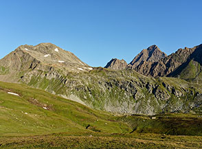 Vista verso la Haute Valey d&rsquo;Ayasse con la Tour Ponton (a sx) e la Tour Pontonnet sullo sfondo.