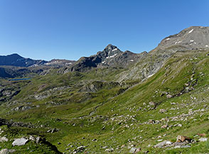I vasti pascoli dell&rsquo;Haute Valey d&rsquo;Ayasse con la Bec Costazza sullo sfondo al centro.