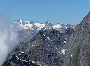 Il massiccio del Gran Paradiso intravisto dalla cima del Mont Glacier.