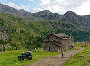 Lungo la Strada Reale all&rsquo;altezza di un ex caserma oggi riconvertita in appartamenti per le vacanze.