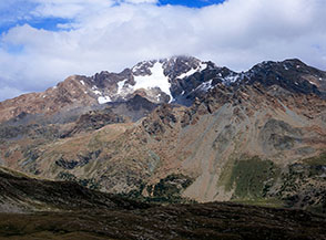 Il massiccio del Disgrazia incappucciato dalle nuvole (visto dal Sasso Bianco).