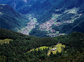 Bellissimo affaccio su Lanzada e Caspoggio dal sentiero alto che conduce all&rsquo;Alpe Giumellino.