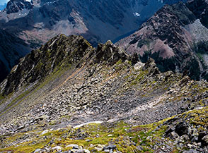 L&rsquo;esile cresta a &ldquo;denti di squalo&rdquo; del Monte Mottuccio.