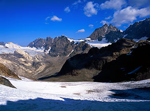 Il Ghiacciaio di Caspoggio e la catena rocciosa guidata dal Pizzo Sella, che separa la Vedretta di Scerscen Superiore da quella Inferiore (sulla dx Pizzo Roseg).