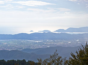 Imbrunire sul Golfo della Spezia, al centro l&rsquo;isolotto di Tino e l&rsquo;Isola di Palmaria.