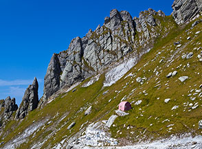 Il Bivacco Aronte e la bella cresta rocciosa di Piastra Marina, mentre all&rsquo;estrema dx in alto si scorge la Forcella di Porta.