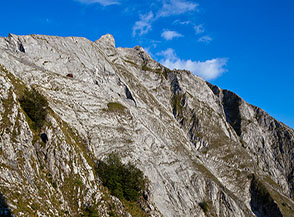 Le lunghe placconate di roccia che caratterizzano il Versante Ovest dell&rsquo;Alto Sella.