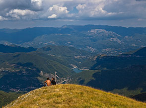 Dalla cima del Sumbra vista a valle verso il Lago di Vagli.