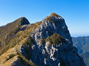 Le due cime del Monte Forato: in primo piano quella settentrionale, la minore, sulla sx quella meridionale, la pi&ugrave; alta; fra le due si trova il colossale arco naturale che da il nome alla montagna.