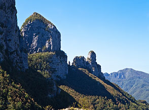 Sul fianco occidentale del Nona la colossale torre del Monte Procinto e alla sua dx quella del Piccolo Procinto.