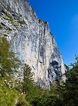 Ai piedi dell&rsquo;imponente Parete Ovest del Nona.