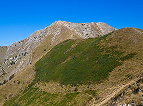 L&rsquo;ampio versante meridionale del Monte Matanna.