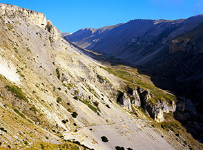 Il sentiero che dalla Forcella Macchia di Taranta scende sul fondo della Valle di Taranta.