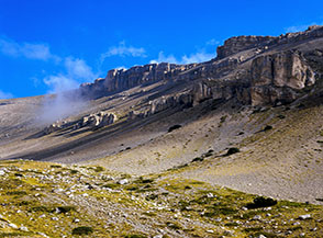 Gli splendidi spalti di roccia che caratterizzano il fianco orientale della Valle di Taranta.