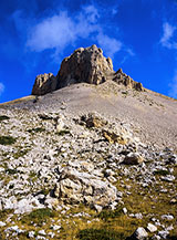 Il castello roccioso dell&rsquo;Altare dello Stincone si erge maestoso a dividere l&rsquo;alta Valle di Taranta.