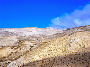 Vista verso Piano Amaro dalla cresta dell&rsquo;Altare dello Stincone (sullo sfondo s&rsquo;intravede la cima di Montre Amaro).