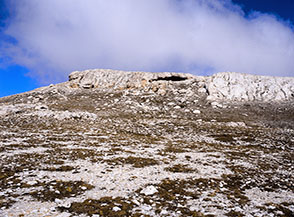 La fascia rocciosa ai piedi della Cresta Sud-Est del Monte Amaro dove si colloca la Grotta Canosa.