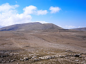 Monte Macellaro visto dal brullo Piano di Grotta Canosa.