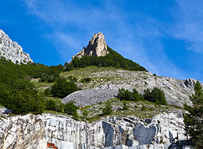 Il caratteristico dente roccioso che domina il sentiero che dalla Val Serenaia sale a Foce di Giovo.