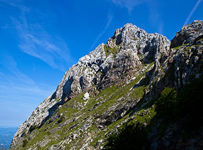 Il Versante Sud di Pizzo d&rsquo;Uccello appena scavalcata Foce di Giovetto.