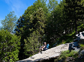 Un momento di sosta lungo il Sentiero Mario Piotti.