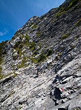 In traverso su aspri canaloni lungo il Sentiero Mario Piotti.