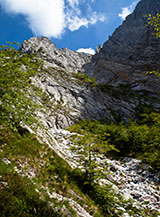 Cantoni di neve vecchia: la testata della selvaggia valle ai piedi della Parete Nord del Pizzo d&rsquo;Uccello (sulla dx).