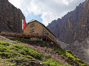 Il Rifugio Vicenza nel Vallone del Sassolungo.