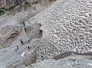 Grande nevaio ai piedi della Parete Nord del Sassolungo.