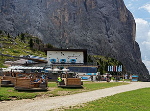 Il Rifugio Emilio Comici ai piedi del Sassolungo.